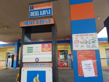 Giá xăng giảm sâu, nhiều cửa hàng ở Quảng Nam bất ngờ thông báo 'hết hàng'