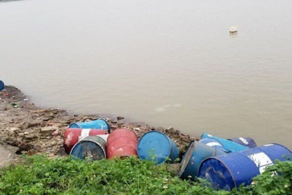 Hà Nội: Khởi tố “thương nhân” lén lút vứt hơn 3 tấn dầu thải ra sông Hồng