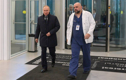 Bác sỹ gặp Tổng thống Putin tuần trước xác nhận nhiễm Covid-19