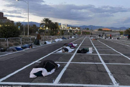 Cảnh "màn trời chiếu đất" của người vô gia cư ở Las Vegas mùa COVID-19