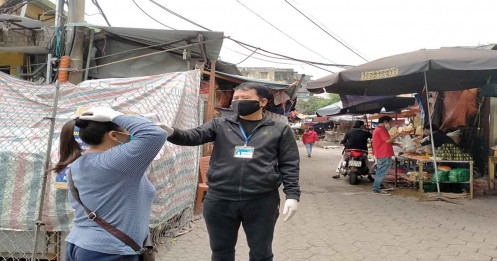 Hà Nội: Chợ dân sinh, siêu thị tấp nập trong ngày đầu cách ly toàn xã hội