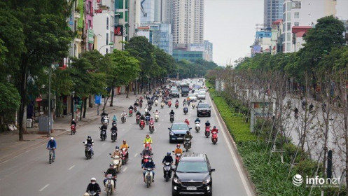 Ngày đầu cách ly toàn xã hội, nhiều tuyến phố Hà Nội vẫn đông người qua lại