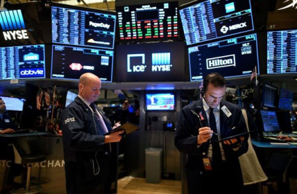 Nhà đầu tư ồ ạt bán tháo, Dow Jones giảm gần 1.000 điểm