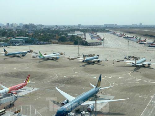 Máy bay đỗ la liệt sân bay Nội Bài, Tân Sơn Nhất do dịch COVID-19