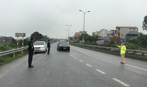 Bất chấp lệnh cấm, nhiều xe vẫn chở khách từ Hà Nội về các tỉnh