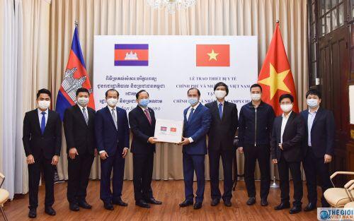 Việt Nam trao tặng quà trị giá hơn 7 tỷ đồng cho mỗi nước Lào và Campuchia phòng, chống Covid-19