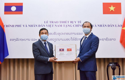 Việt Nam trao tặng quà trị giá hơn 7 tỷ đồng cho mỗi nước Lào và Campuchia phòng, chống Covid-19