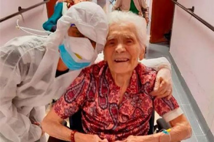Cụ bà 104 tuổi trở thành người già nhất 'chiến thắng' dịch COVID-19