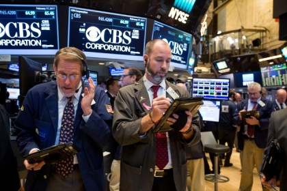 Dow Jones giảm nhẹ sau khi xóa sạch đà tăng 900 điểm hồi đầu phiên