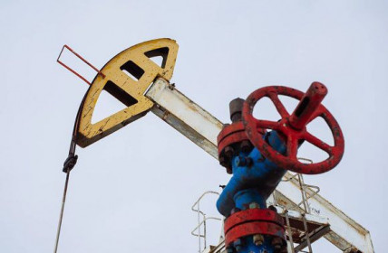 Nga phát tín hiệu giảm mạnh sản lượng, giá dầu tăng vọt