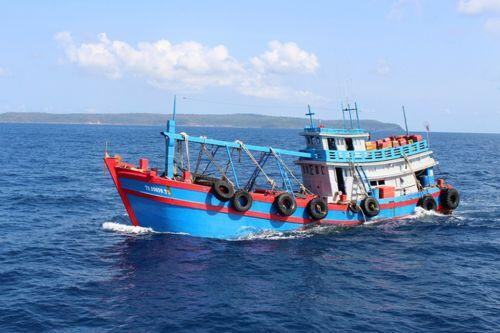 Kiên Giang: Cảnh sát biển 4 tạm giữ tàu chở 50.000 lít dầu không rõ nguồn gốc