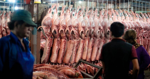 Hàng khan hiếm giảm nguồn về chợ, thịt lợn lại bật tăng mạnh