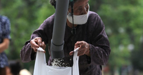 “ATM gạo“ tại Hà Nội phát hơn 2 tấn gạo tới người nghèo trong ngày đầu tiên