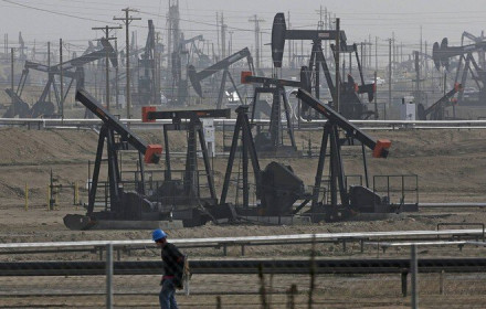 Mỹ thúc giục Ả Rập Saudi cắt giảm sản lượng dầu thô