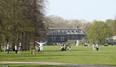 Bất chấp COVID-19, dân Anh vẫn ra công viên thể dục tắm nắng
