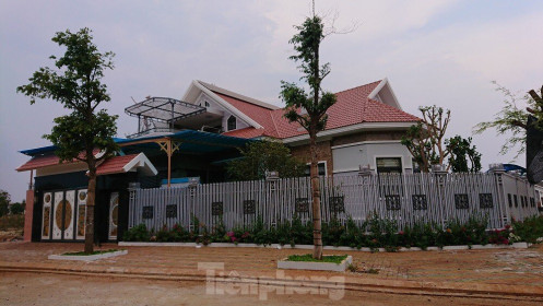 Xây biệt thự trên đất nông nghiệp ở Đắk Lắk: Bị xử phạt vẫn thi công rầm rộ