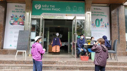 “Siêu thị 0 đồng” đầu tiên ở Hà Nội tặng người nghèo giữa tâm bão COVID-19