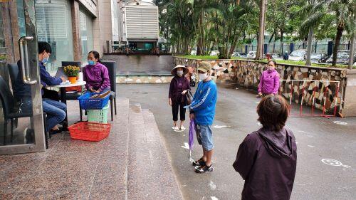 “Siêu thị 0 đồng” đầu tiên ở Hà Nội tặng người nghèo giữa tâm bão COVID-19