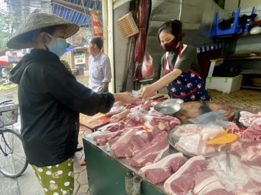 Lợn hơi tăng 'phi mã', 200.000 đồng chưa mua được 1kg thịt lợn
