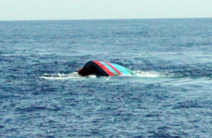 Tàu chấp pháp Indonesia va chạm tàu cá Việt Nam, 4 ngư dân mất tích