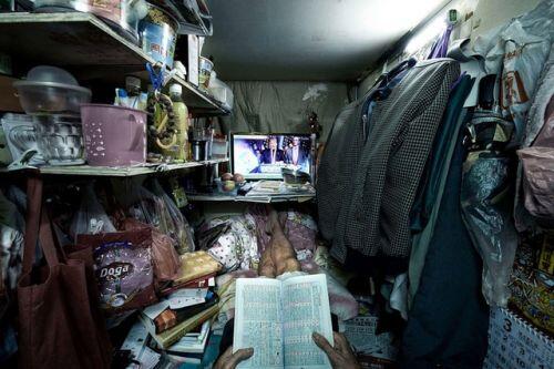 Người nghèo Hong Kong khốn khổ trong nhà “quan tài” giữa dịch Covid-19