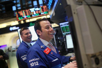 Dow Jones vọt 350 điểm vượt mốc 24,000 điểm nhờ hy vọng nền kinh tế tái mở cửa
