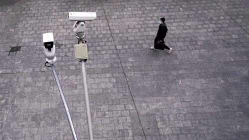 Tranh cãi Trung Quốc lắp camera giám sát trong nhà dân để theo dõi cách ly