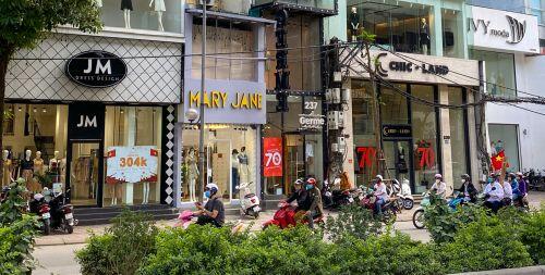 Nhiều tuyến phố thời trang đồng loạt treo biển giảm giá ‘sốc’ đến 80%