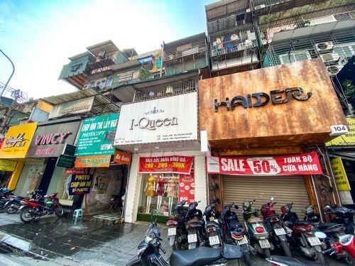 Nhiều tuyến phố thời trang đồng loạt treo biển giảm giá ‘sốc’ đến 80%