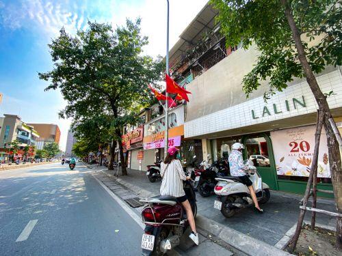 Nhiều tuyến phố thời trang đồng loạt treo biển giảm giá ‘sốc’ đến 80%