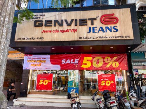 Nhiều tuyến phố thời trang đồng loạt treo biển giảm giá ‘sốc’ đến 80%