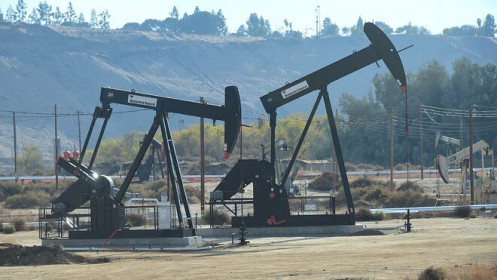 Dự trữ dầu của Mỹ tăng ít hơn dự báo, giá dầu thế giới nhảy vọt gần 13%