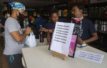 Vừa nới lỏng lệnh phong tỏa, người dân Ấn Độ "rồng rắn" mua rượu bia