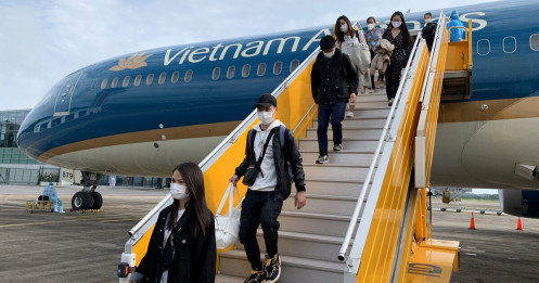 Hàng không quốc gia đưa hơn 200 người Việt từ vùng dịch Pháp về nước