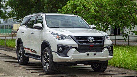 Toyota Fortuner giảm giá cực mạnh, 'đè' Hyundai Santa Fe, Ford Everest, Mazda CX-8