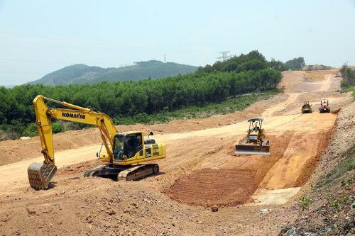 Nhộn nhịp thi công trên cao tốc Bắc Nam đoạn Cam Lộ - La Sơn
