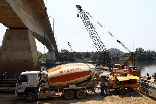 Nhộn nhịp thi công trên cao tốc Bắc Nam đoạn Cam Lộ - La Sơn
