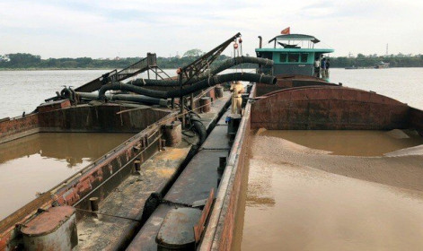 Hà Nội: Tạm giữ 8 tàu hút cát trái phép trên sông Hồng