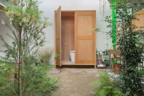 Ngôi nhà bên ngoài đơn giản, bên trong ẩn chứa cả vườn cây xanh mát