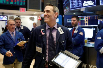 Trở về từ vực thẳm, Dow Jones tăng hơn 300 điểm