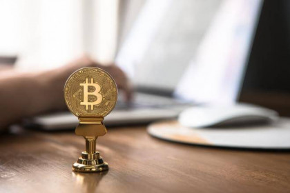Thị trường tiền ảo bùng nổ, Bitcoin áp sát 10.000 USD