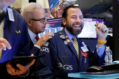 Hy vọng về vắc-xin kích Dow Jones tăng hơn 700 điểm
