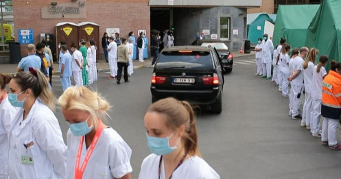 Hàng trăm nhân viên y tế Bỉ quay lưng khi thủ tướng tới thăm