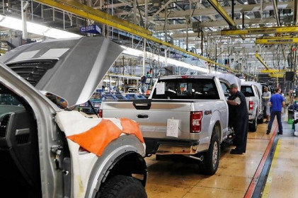 Các hãng chế tạo ôtô hàng đầu của Mỹ bắt đầu hoạt động trở lại