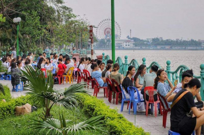 Hàng quán ven hồ Tây được dịp hốt bạc