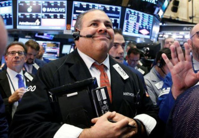 Dow Jones quay đầu tăng hơn 360 điểm, S&P 500 vọt lên cao nhất từ đầu tháng 3/2020