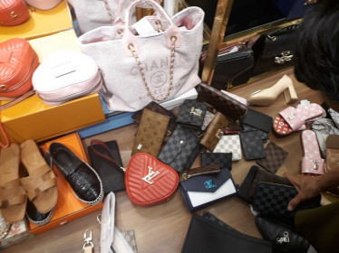 'Truy quét' hơn 23.000 túi xách, thắt lưng nhái Gucci, Dior, LV, Channel, Hermes...