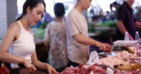 Giá thịt lợn bị "thổi" lên gần 300.000 đồng/kg, người dân "sợ", tiểu thương "khóc ròng"
