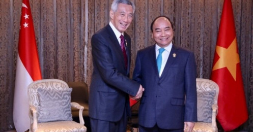 Thủ tướng Nguyễn Xuân Phúc và Lý Hiển Long đặt vấn đề mở lại đường bay, cân nhắc thiết lập cơ chế “làn xanh”