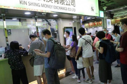 Người Hong Kong đổ xô tích trữ USD